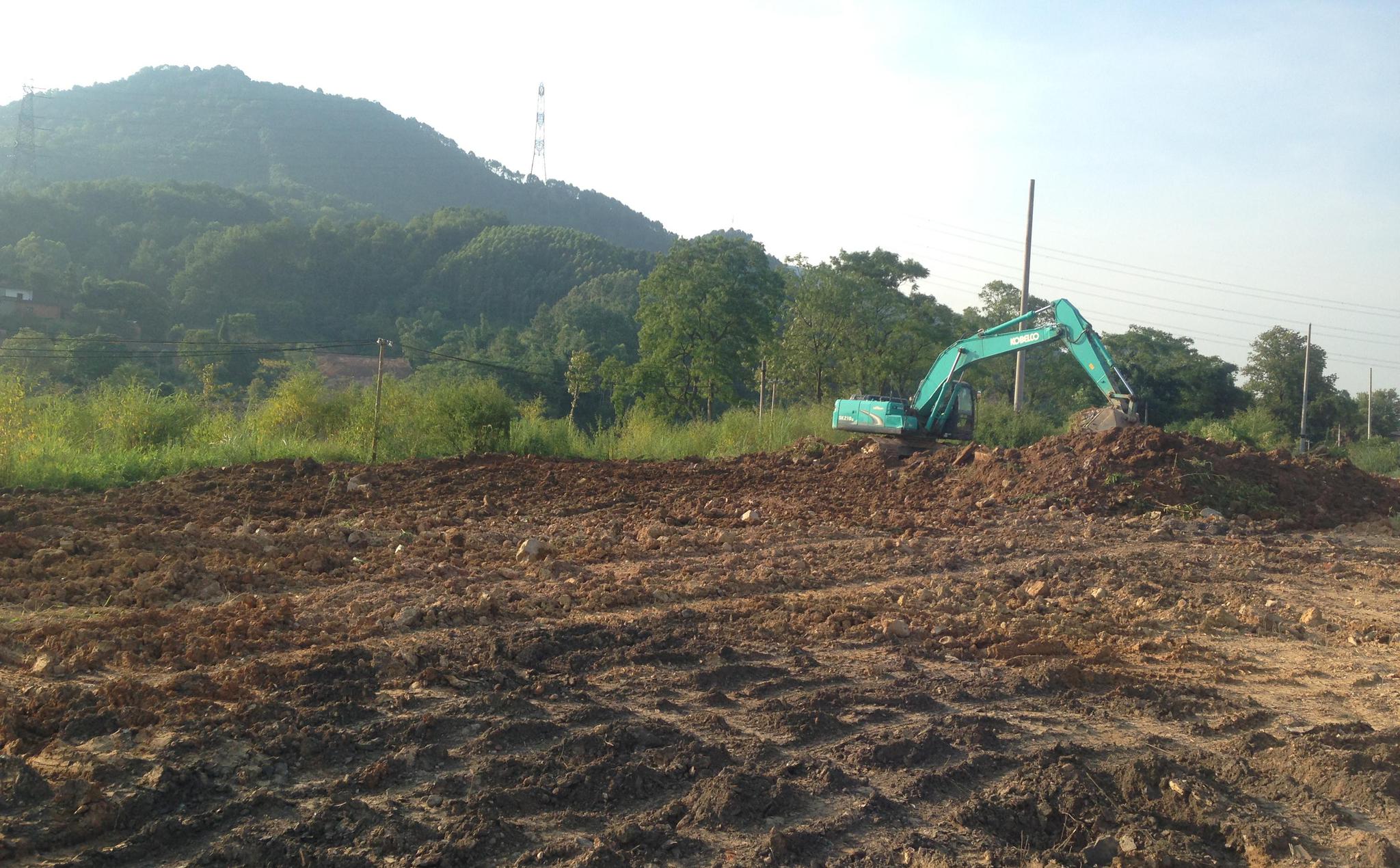 無人入住的小產(chǎn)權房項目進行拆除