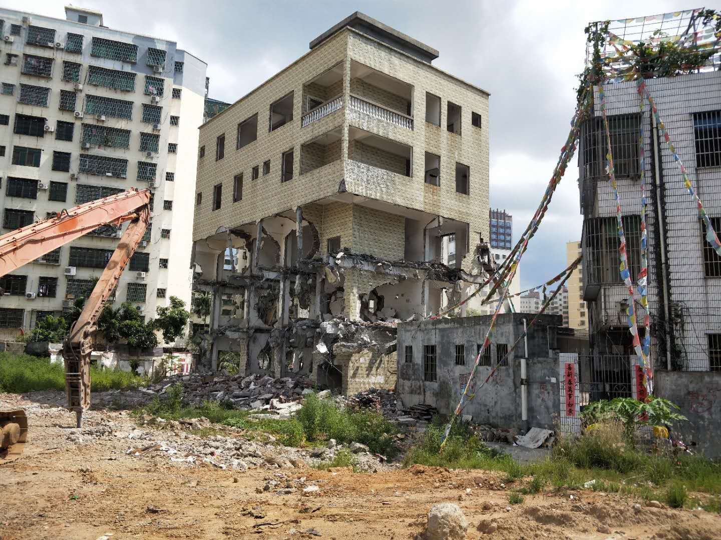 用海口最牛回遷房來形容