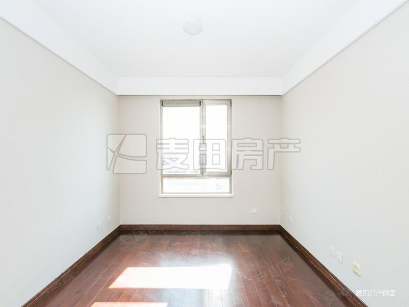 沈陽(yáng)鐵西區(qū)有一套金地名京洋房?jī)删?></img></p>
<p><strong>睡覺(jué)的北京和上班的北京</strong></p>
<p>1、至于房山和豐臺(tái)的“北京”，跟舊城區(qū)二環(huán)路以內(nèi)熱熱鬧鬧的北京相比之下，即使便已宛如兩個(gè)大城市了。</p>
<p>2、北京可能將要分為兩種地方。睡的北京及加班的北京。</p>
<p>3、與“家住回龍觀，下班中關(guān)村”同理的，尚有“家住門(mén)頭溝，加班中關(guān)村”、“家住沙河鎮(zhèn)，加班中關(guān)村”。</p>
<p>4、新舊城在各種優(yōu)勢(shì)資源上的差異性導(dǎo)致了現(xiàn)在青年人的都市生活困局，其劇情必須是現(xiàn)代人在每天上下班這時(shí)候的疲于奔命，順便夢(mèng)境著北京這座超一線衛(wèi)星城何時(shí)可以容許他們已經(jīng)結(jié)束三線衛(wèi)星城的勞作。</p>
<p>5、便連北京一位住建部高級(jí)官員也曾說(shuō)過(guò)“學(xué)術(shù)研究推斷，這類珠江是失利的”。</p>
<p>6、他們回到家，可能會(huì)回憶起《空間的詩(shī)學(xué)》里面巴什拉溫馨竟詩(shī)意的話語(yǔ)。</p>
<p>7、“所有的避難所，所有的藏身之處，所有的房間，都有共同的時(shí)空商業(yè)價(jià)值”，“迎春護(hù)佑著心愿，家廟維護(hù)著快樂(lè)家，玉蘭讓我們需要在寧?kù)o中作夢(mèng)。</p>
<p><strong>楊家堡的村民可以低價(jià)購(gòu)買</strong></p>
<p>1、村集體金融資產(chǎn)評(píng)估結(jié)果，總資產(chǎn)除了1.4億。這些股權(quán)剩余定量，籌組企業(yè)化互助社，以后居民可享有股息。</p>
<p>2、大望京村的騰退不論是從經(jīng)濟(jì)發(fā)展賠償金，鄉(xiāng)親們征用，未來(lái)日常生活維護(hù)等各個(gè)層面都做得較為完善，獲得了良好的美譽(yù)度。</p>
<p>3、而這能不能正式成為一些地方聯(lián)邦政府投身世界經(jīng)濟(jì)規(guī)劃和城市建設(shè)的一個(gè)領(lǐng)跑者，也是他們熱議的一個(gè)熱點(diǎn)話題。</p>
<p>4、創(chuàng)立和諧道德，百姓的美譽(yù)度所以是首要任務(wù)。</p>
<p>5、在和李凱的寒暄中，本報(bào)記者獲知，于麗給他這套房子的建議是樓盤(pán)收盤(pán)時(shí)再繳納她15萬(wàn)元。</p>
<p>6、雖然歸屬于回遷房，楊家堡的鄉(xiāng)親們可廉價(jià)買回。</p>
<p>7、李凱粗略的夠了一下，一平米大約5500元左右，相較在自然地理右側(cè)與周邊的房?jī)r(jià)上漲，這個(gè)商品價(jià)格還算恰當(dāng)。</p>
<p>8、這種情形在楊家堡相當(dāng)普遍。呢是為什么村民們掛著便宜的新房子不買而要轉(zhuǎn)售呢。</p>
<p><img src=