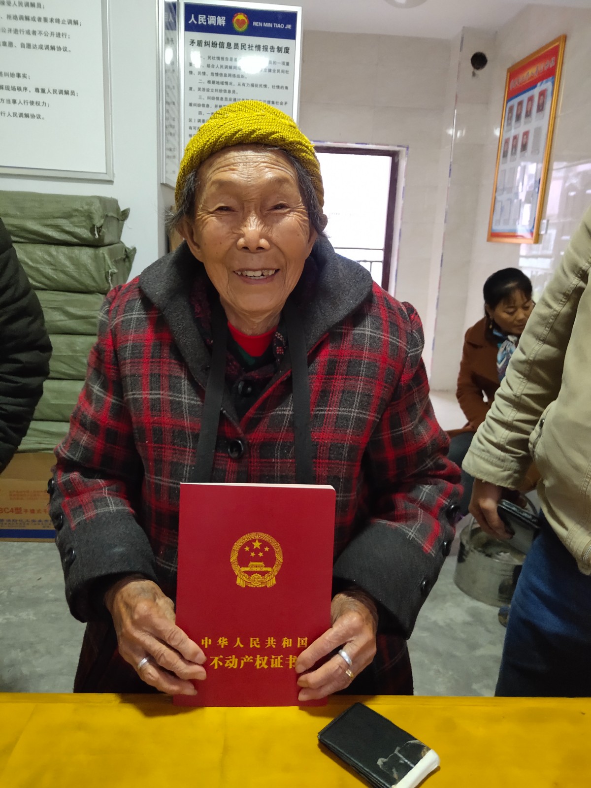 然后跟業(yè)主到開發(fā)商簽訂拆遷補償合同