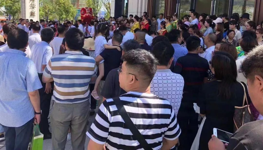 在本報記者接觸到的購買小產(chǎn)權(quán)房的人群中